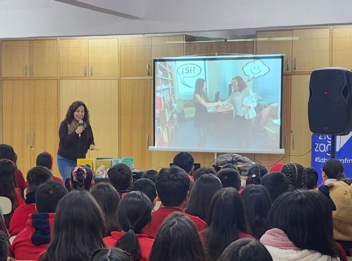 LA ESCRITORIA PAZ CORRAL VISITÓ NUESTRO COLEGIO