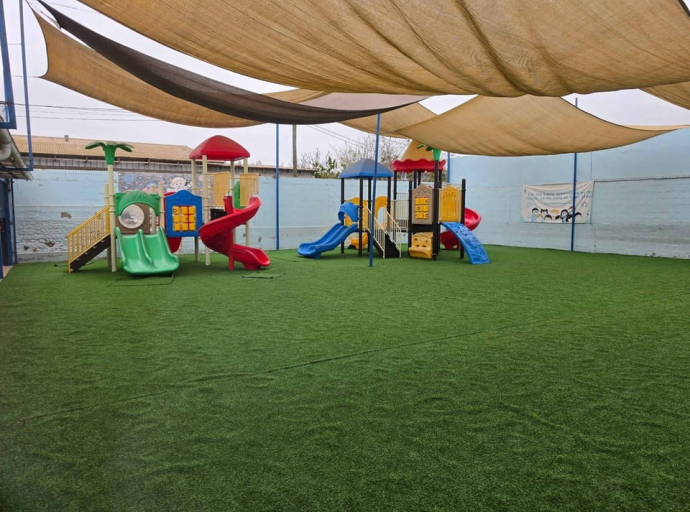 JARDÍN INFANTIL INCORPORA NUEVO PASTO PARA UN RECREO MÁS SEGURO