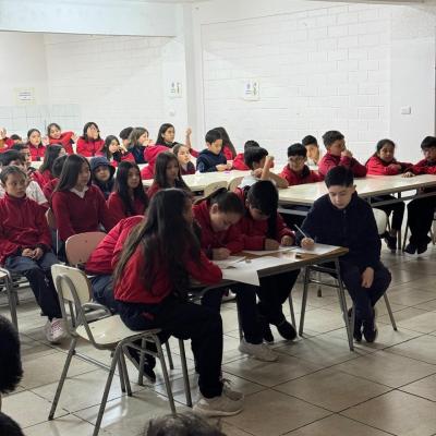 Estudiantes Resolviendo Ejercicios